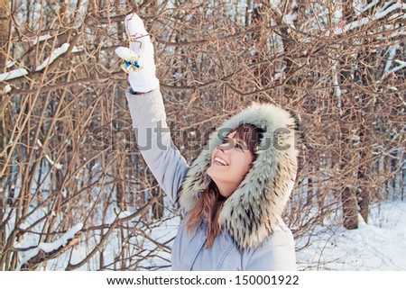 	Girl in the park in winter