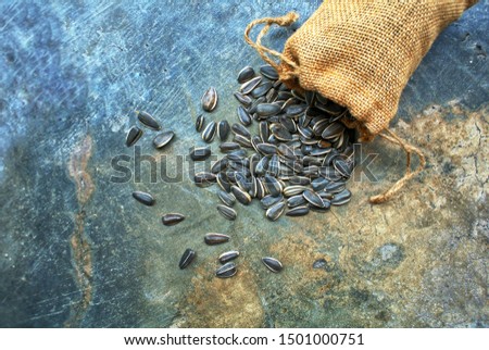 Sunflower seeds, nutrition There are many Whether it is vitamins such as vitamin A, vitamin E, vitamin B2 and other nutrients such as protein, iron, phosphorus and calcium.  