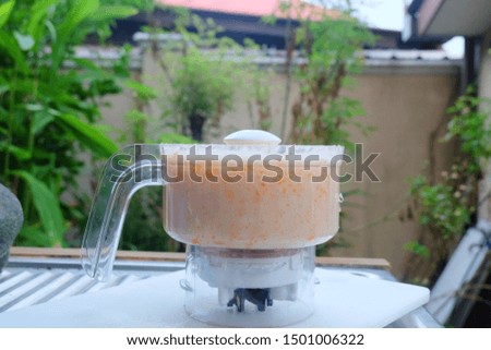A picture of preparing baby porridge in the blender.