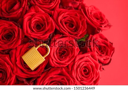 Holiday gift, flowers flatlay and happy relationship concept - Love lock for Valentines Day card, golden padlock and luxury bouquet of roses on red background