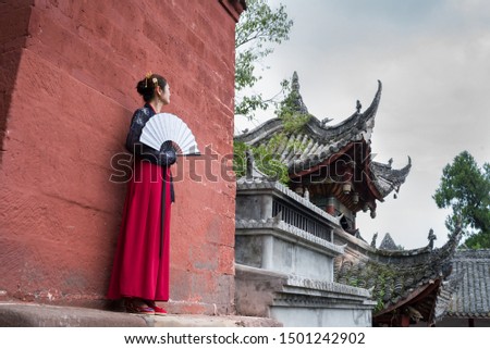 Chinese ancient beauty wearing Chinese clothes play in the Chinese Taoist Taoist Temple