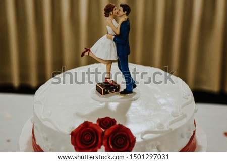 classic style wedding cake. Wedding cake dolls