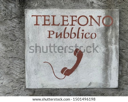 Sign indicating public phone in Italy