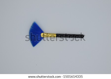 This is a blue brush in the middle.