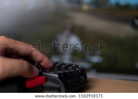 Selective focus hand playing game using keyboard and mouse.