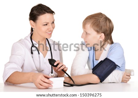 doctor and young boy with a broken arm