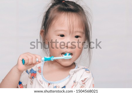 A girl brushing his teeth