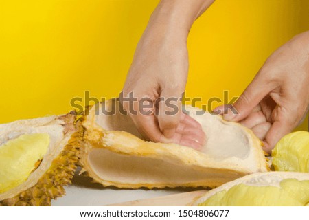 rub your palm and fingers with water in the wihite side of durian skin after ate durian, effectively get rid of durian smell