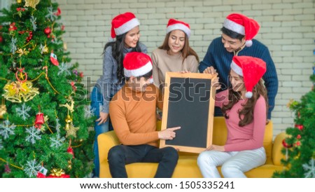 Teenagers, both men, and women, organize New Year's events, take pictures with mobile phones and give gifts. Drink happily Help each other decorate the Christmas tree. There were Santa Claus, bells