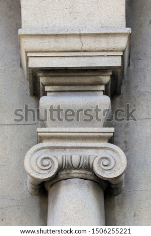 Decorate on the old pillar