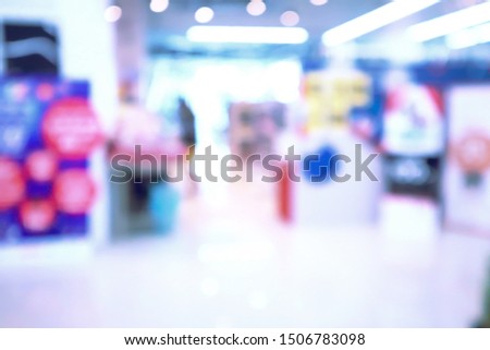 Blurred image of people Shopping in the super market.