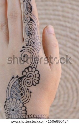 Henna design for back hand 