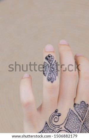 Henna design for back hand 