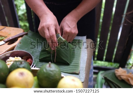 The woman use of natural materials from banana trees Used to make packaging for food. 
