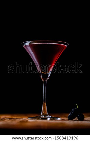 A beautiful and beautiful red cocktail picture.