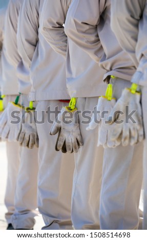 Line up of gloved hand of a construction worker.