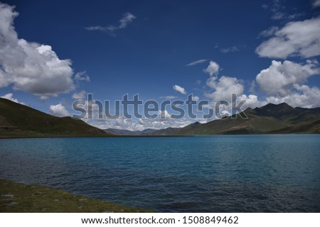 The lake Yamdrok Yumtso has the most beautiful blue in the world.