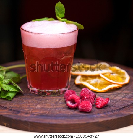 Alcoholic cocktail with raspberry flavor