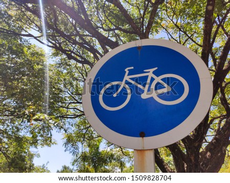Bicycle lane sign in the park. (1)