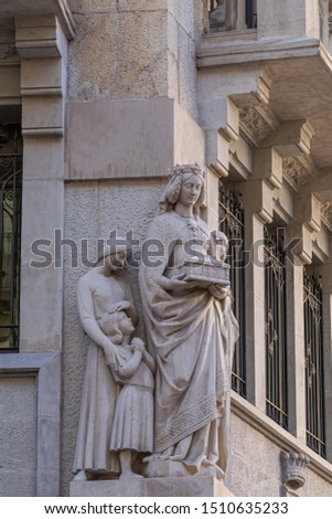 On the streets in Spain in public places.
Plaster, marble and bronze sculptures and statues, decoration of urban architecture.