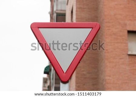 Spanish road sign: yield to circulation.