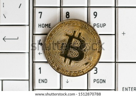 Photo Golden Bitcoins on notebook keyboard, top view. Crypto currency concept