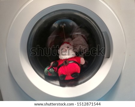 approaching Christmas it is time for Santa Claus dolls to enter the washing machine