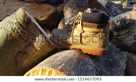 Safety shoes for field workers such as carpenters, chain saws, and so on. Good safety standards can minimize workplace accidents