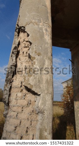 old and broken pillar that holds the ruin building