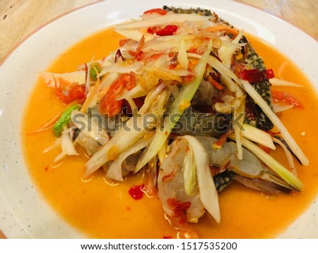 The color of papaya salad, blue swimming crab, shrimp that looks delicious.