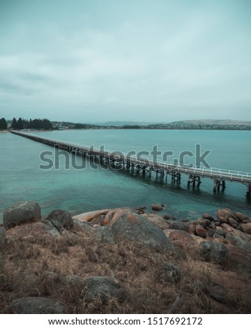 Picture of Victor Harbour and Granite Island being connected by a bridge.