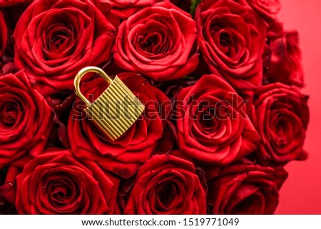 Holiday gift, flowers flatlay and happy relationship concept - Love lock for Valentines Day card, golden padlock and luxury bouquet of roses on red background