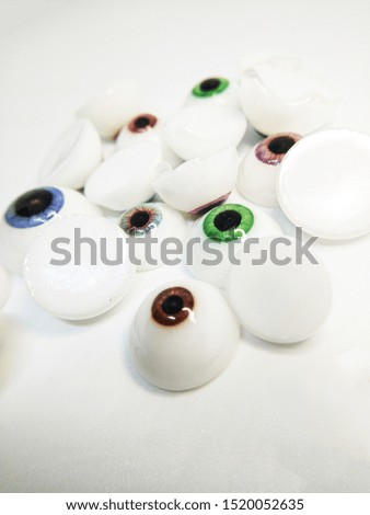 Colorful eyeballs that are scattered together
