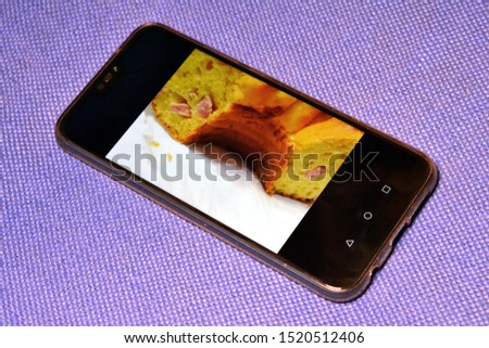 Display on a smartphone of a delicious rustic cake