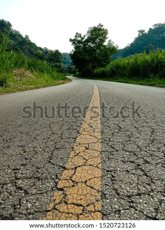 Yellow traffic lines on the road surface that have been used for a long time to cause cracks.