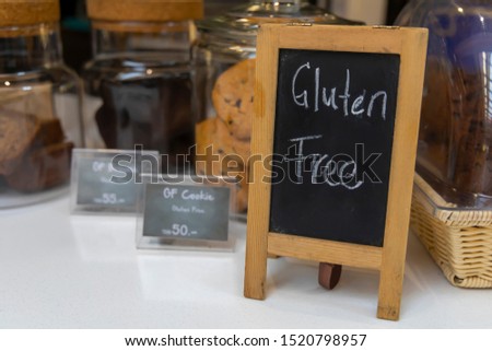 Gluten free sign and product tags in a coffee shop