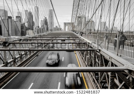 Brooklyn Bridge, corried moving cars