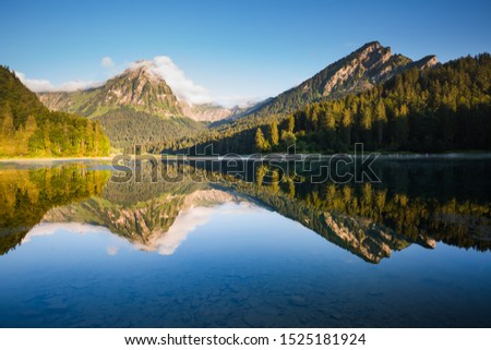 Morning views of the turquoise Lake Obersee. Location famous resort Nafels, Mt. Brunnelistock, Swiss Alps, Europe. Attractive wallpaper. Popular tourist attraction. Discover the beauty of earth.