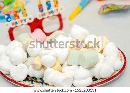 Marshmallows can be prepared in a variety of ways: the best known are cooking over a fire to be eaten alone