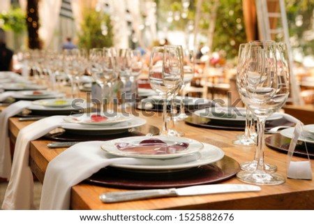 Luxurious wedding decoration with flowers, plates, towels and cutlery
