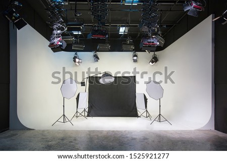 Large photography and video studios with white and black backgrounds and studio lights for arranging various forms of lighting With many sizes suitable for the job Royalty-Free Stock Photo #1525921277
