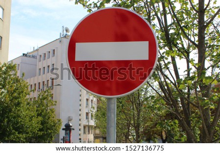 sign prohibiting direction of movement, one-way street
