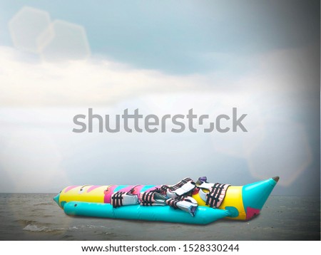 Is an air-cooled inflatable boat that is powered by a tugboat. The shape is slender, like a banana, with a capacity of about 3 to 10 people. Popular for recreation activities.