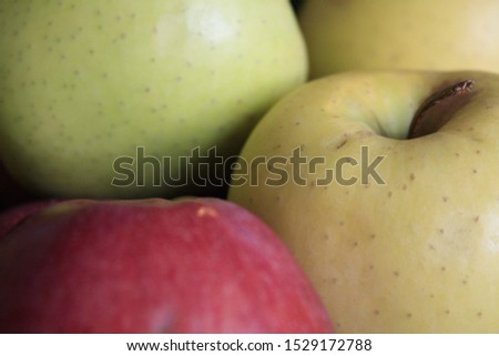 A picture of multiple types of apple. 