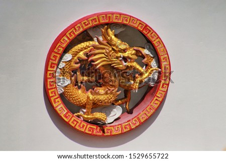 A Circle golden dragon window frame background 