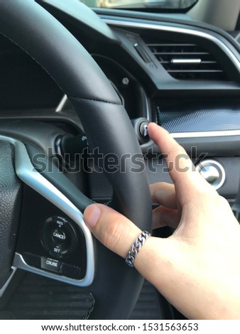 hand Use the device on the car.