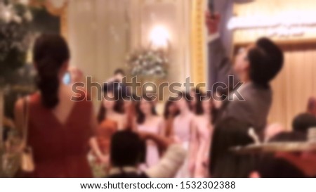 Blurred images, of beautiful bridesmaids Wear stylish clothes. Join the group in the balloon room of a luxury hotel. For photographers to take pictures at luxurious weddings.
