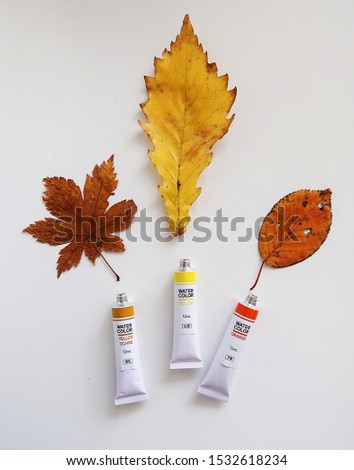 Paint with leaves. 노랑, 황토, 주황 means: Ocher, yellow and orange color paint