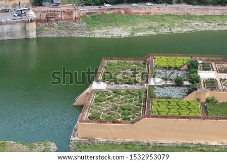This is the pic taken by Maharani Jodha bai Mahal and in this pic a beautifull garden of Maharani is clicked