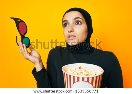 woman young isolated background surprised with popcorn